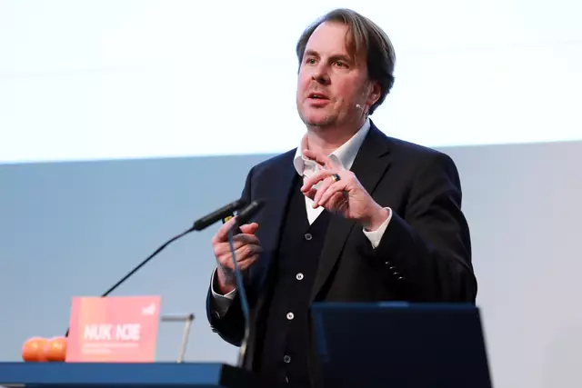 Michael Oschmann (CEO Müller Medien &amp; Sellwerk)  sprach in seiner Keynote über die zentrale Bedeutung von Unternehmenswerten für nachhaltigen Erfolg. | Foto: Jürgen Friedrich