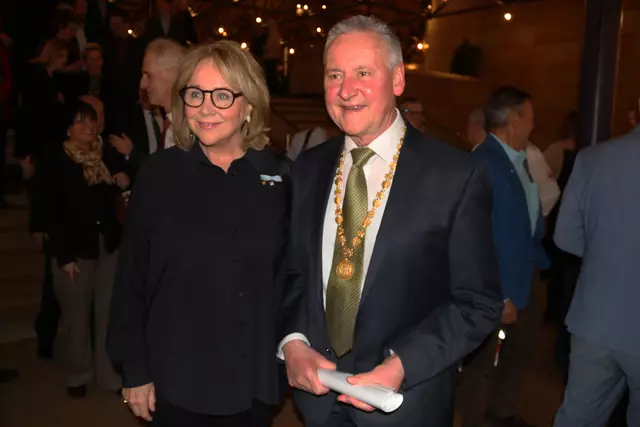 Evi Kurz, Trägerin der Goldenen Bürgermedaille und Vorsitzende des Ludwig-Erhard-Initiativkreises, mit Oberbürgermeister Thomas Jung | Foto: tom