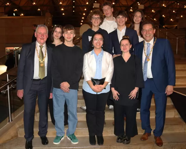 Mitglieder des Jugendrats der Stadt Fürth mit OB Thomas Jung(l.) und BM Markus Braun | Foto: tom
