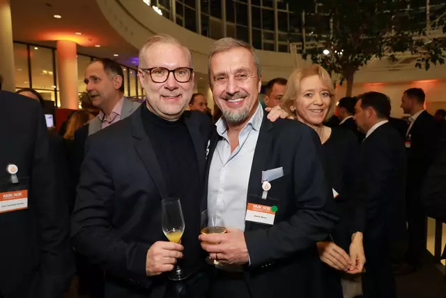 Ball-Macher Simon Röschke (li). mit Unternehmer Rainer R. Barth. | Foto: Jürgen Friedrich