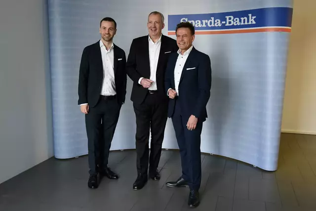 Der Vorstand der Sparda-Bank Nürnberg präsentierte die Ergebnisse (v. l.): Jakob Hauptmann, Vorstandsmitglied, Stefan Schindler, Vorstandsvorsitzender, und Thomas Lang, stellvertretender Vorsitzender. | Foto:  © Sparda-Bank Nürnberg