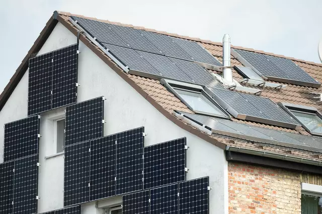 Die Vergütung für Solarstrom, der in das Stromnetz eingespeist wird, wird für neue Anlagen gesenkt.

 | Foto: Foto: Sebastian Gollnow/dpa (Archivbild)
