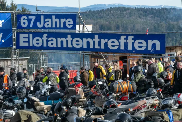Spektakel im Bayerischen Wald hat Tradition: Biker aus vielen europäischen Ländern reisen zum winterlichen Elefantentreffen an. | Foto: Armin Weigel/dpa