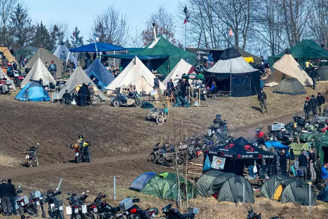 Spektakel im Bayerischen Wald hat Tradition: Biker aus vielen europäischen Ländern reisen zum winterlichen Elefantentreffen an. | Foto: Armin Weigel/dpa