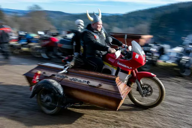 Spektakel im Bayerischen Wald hat Tradition: Biker aus vielen europäischen Ländern reisen zum winterlichen Elefantentreffen an. | Foto: Armin Weigel/dpa