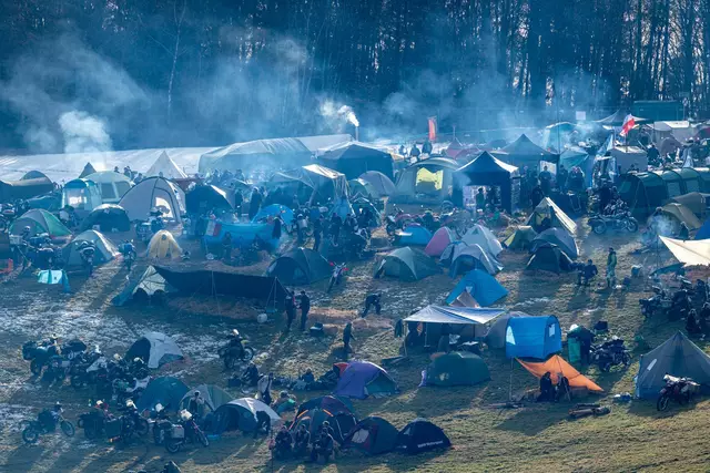 Spektakel im Bayerischen Wald hat Tradition: Biker aus vielen europäischen Ländern reisen zum winterlichen Elefantentreffen an. | Foto: Armin Weigel/dpa