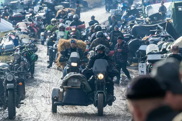 Spektakel im Bayerischen Wald hat Tradition: Biker aus vielen europäischen Ländern reisen zum winterlichen Elefantentreffen an. | Foto: Armin Weigel/dpa