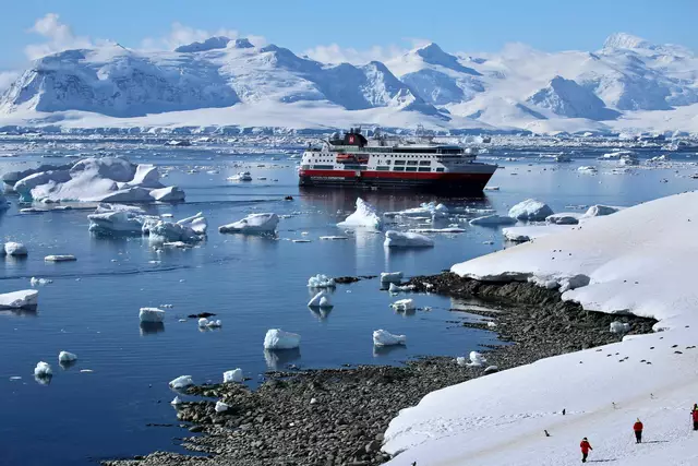 Mit einem Schiff die eisigen Gewässer der Antarktis zu befahren, ist für viele ein Traum. | Foto: Anne Hardy/dpa (Symbolbild)
