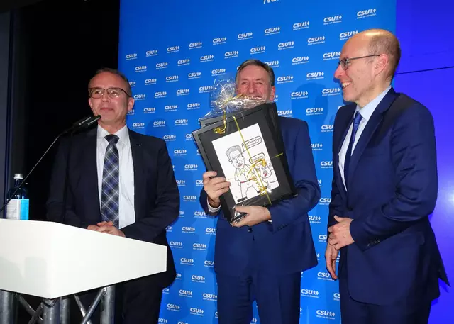 Günther Felßner (Mitte) freut sich über die Karikaturen, rechts Christian Wenning, links MdB Tobias Winkler. | Foto: CSU-Fürth