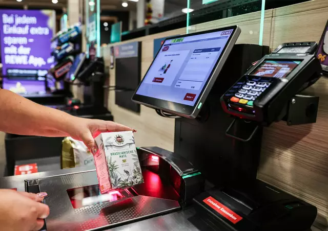 In Deutschland gibt es Experten zufolge inzwischen weit über 20.000 Selbstbedienungskassen.


 | Foto: Oliver Berg/dpa (Symbolbild)