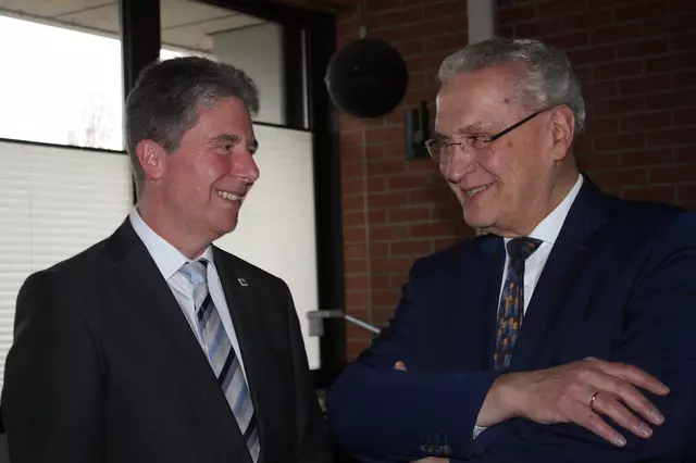 Joachim Herrmann (r.) im Gespräch mit Pfarrer Mark Meinhard. | Foto: Victor Schlampp