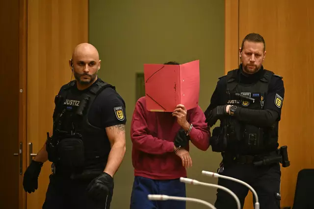 Am Donnerstag begann das Verfahren gegen den IS-Sympathisanten unter strengsten Sicherheitsvorkehrungen. | Foto: Marijan Murat/dpa