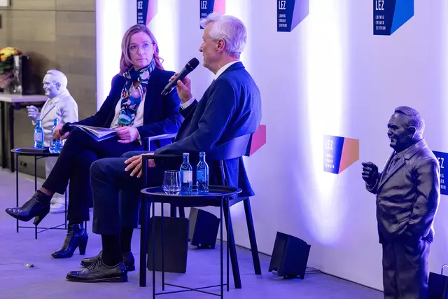 Anja Miller, Leiterin von BR Franken, im Gespräch mit Landeswahlleiter Dr. Thomas Gößl. | Foto: LEZ