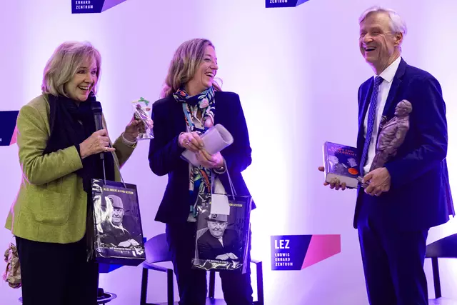 Hausherrin Evi Kurz mit Anja Miller und Landeswahlleiter Dr. Thomas Gößl. | Foto: LEZ