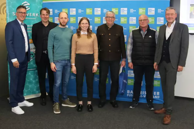 Die Geehrten aus dem Bezirk Niederbayern: BFV-Verbandsschiedsrichterobmann Sven Laumer, Gastgeber Michael Oschmann CEO SELLWERK, Marco Öttl, Bettina Merthan, Erich Arnold und BSA Matthias Ziegler mit BFV-Vizepräsident Robert Schraudner (v.l.n.r.). | Foto: tom