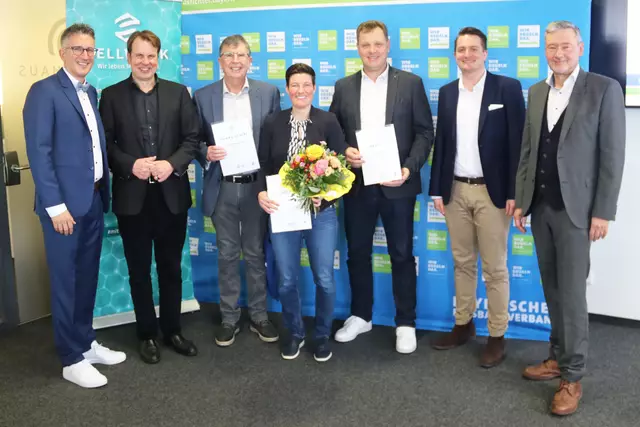 Die Geehrten aus dem Bezirk Oberbayern: BFV-Verbandsschiedsrichterobmann Sven Laumer, Gastgeber Michael Oschmann CEO SELLWERK, Johann Rappolder, Iris Spitaler, Michael Kögel und BSA Daniel Maurer mit BFV-Vizepräsident Robert Schraudner (v.l.n.r.). | Foto: tom