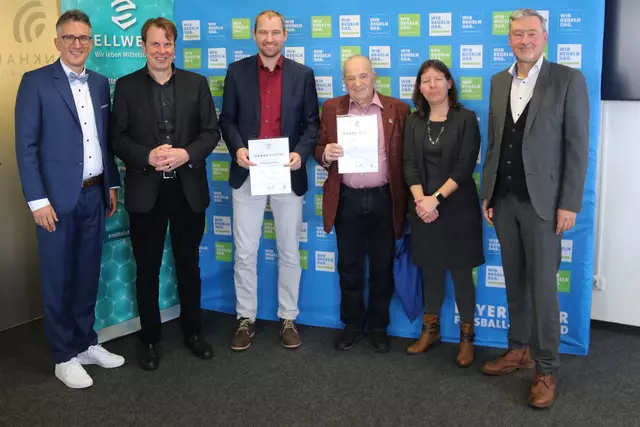 Die Geehrten aus dem Bezirk Unterfranken: BFV-Verbandsschiedsrichterobmann Sven Laumer, Gastgeber Michael Oschmann CEO SELLWERK, Wolfgang Hellert, Ludwig Bauer und BSA Julia Freimann mit BFV-Vizepräsident Robert Schraudner (v.l.n.r.). Auf dem Bild fehlt Angelique Schirmer. | Foto: tom