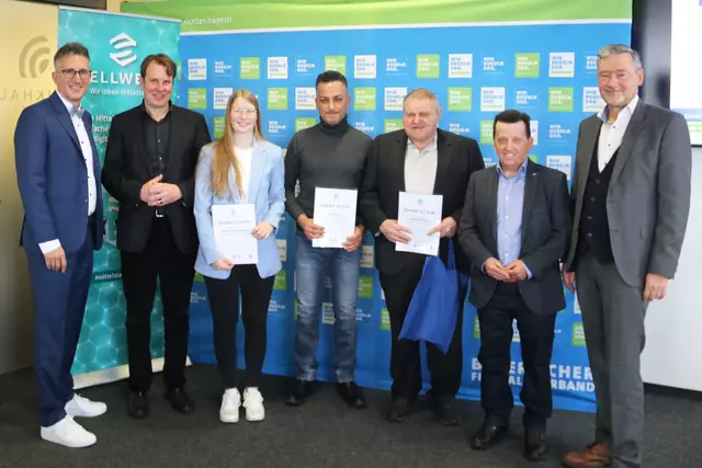 Die Geehrten aus dem Bezirk Mittelfranken: BFV-Verbandsschiedsrichterobmann Sven Laumer, Gastgeber Michael Oschmann CEO SELLWERK, Beatrice Schellenberg, Gazi Deniz, Michael Körner und BSO Siegmar Seiferlein mit BFV-Vizepräsident Robert Schraudner (v.l.n.r.). | Foto: tom