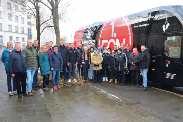 Nach der Ehrung brachte ein Mannschaftsbus des 1. FCN die Teilnehmer zum Zweitligaspiel gegen den SSV Ulm ins Max-Morlock-Stadion. | Foto: tom