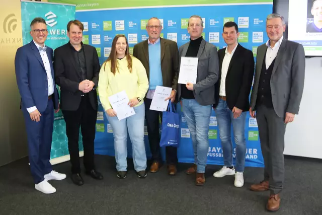 Die Geehrten aus dem Bezirk Oberfranken: BFV-Verbandsschiedsrichterobmann Sven Laumer, Gastgeber Michael Oschmann CEO SELLWERK, Daniela Heilemann, Uwe Dietrich, Torsten Werner und BSO Stefan Klerner mit BFV-Vizepräsident Robert Schraudner (v.l.n.r.). | Foto: tom