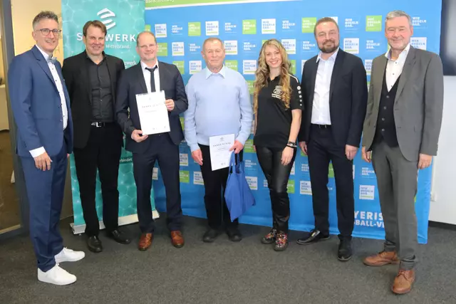 Die Geehrten aus dem Bezirk Schwaben: BFV-Verbandsschiedsrichterobmann Sven Laumer, Gastgeber Michael Oschmann CEO SELLWERK, Erich Plepla, Daniele Ruf, Helmut Bößhenz und BS0 Thomas Färber mit BFV-Vizepräsident Robert Schraudner (v.l.n.r.). | Foto: tom