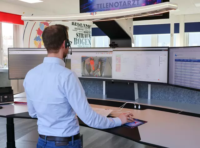 Bayerns Innenminister Joachim Herrmann gibt gemeinsam mit dem Vorsitzenden des Zweckverbandes für Rettungsdienst und Feuerwehralarmierung, dem Straubinger Landrat Josef Laumer, und weiteren Vertretern des Rettungsdienstes offiziell den Startschuss für den Betrieb des Telenotarztes.  | Foto: Bayerisches Innenministerium/Alexandra Beier