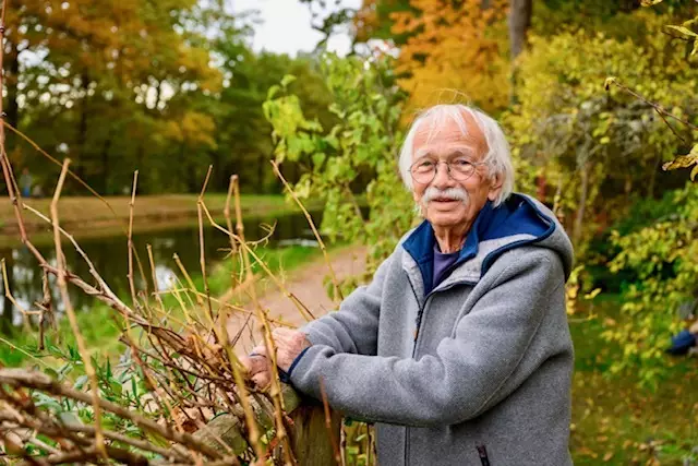 Erinnerungen Klaus Schambergers an Max Morlock sowie zahlreichen Bilder aus den Fotoalben der Familie Morlock sowie dem Archiv des legendären Sportfotografen Kurt Schmidtpeter finden sich in dem Buch.  | Foto: Tim Schamberger