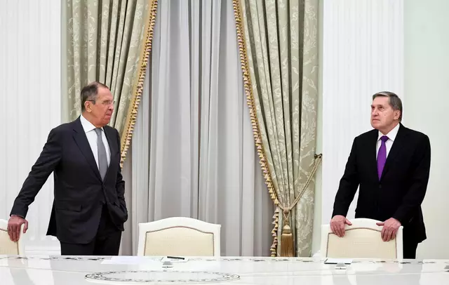 Außenminister Lawrow (l.) und Präsidentenberater Uschakow führen die russische Delegation an. (Archivbild),
 | Foto: Mikhail Tereshchenko/Pool Sputnik Kremlin/AP/dpa