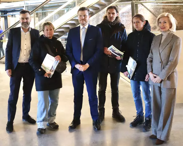 PD Dr. Imanuel Baumann (l.), Leiter des Dokumentationszentrums Reichsparteitagsgelände, Oberbürgermeister Marcus König (Mitte) und Kulturbürgermeisterin Prof. Dr. Julia Lehner (r.) begrüßen Familie Köhler aus Waldheim, Sachsen, als eine der ersten Gäste im neuen Foyer des Dokumentationszentrums. | Foto: Dokumentationszentrum Reichsparteitagsgelände