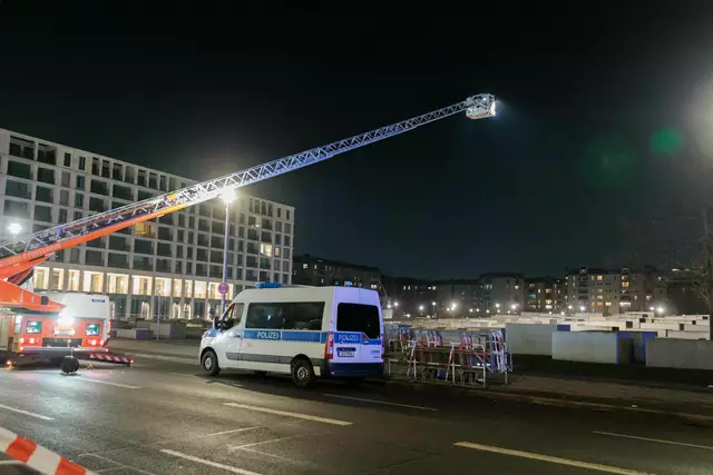 Nach dem Angriff am Freitagabend sucht die Polizei den Tatort ab. | Foto: Carsten Koall/dpa
