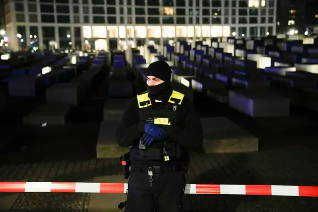 Die Polizei sichert den Tatort. | Foto: Markus Schreiber/AP/dpa