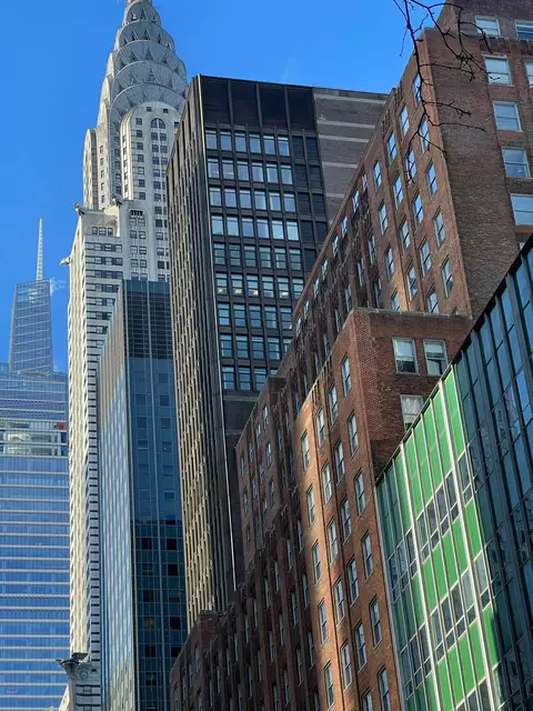 Und für Gäste ist der Blick von oben auf New York meist touristische Pflicht. Doch um die beste Aussicht ist ein reger Wettkampf entbrannt.  | Foto: Benno Schwinghammer/dpa