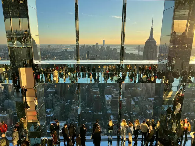 Verspiegelter Blick aufs Empire State Building. | Foto: Benno Schwinghammer/dpa