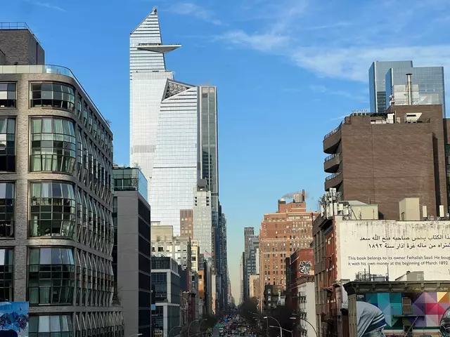 Und für Gäste ist der Blick von oben auf New York meist touristische Pflicht. Doch um die beste Aussicht ist ein reger Wettkampf entbrannt.  | Foto: Benno Schwinghammer/dpa