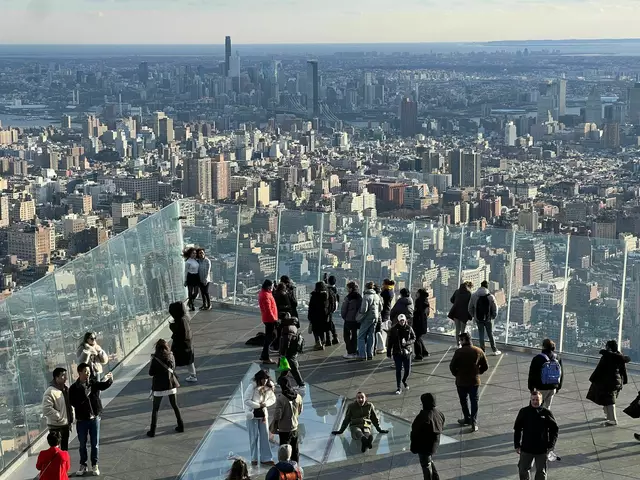 Und für Gäste ist der Blick von oben auf New York meist touristische Pflicht. Doch um die beste Aussicht ist ein reger Wettkampf entbrannt.  | Foto: Benno Schwinghammer/dpa