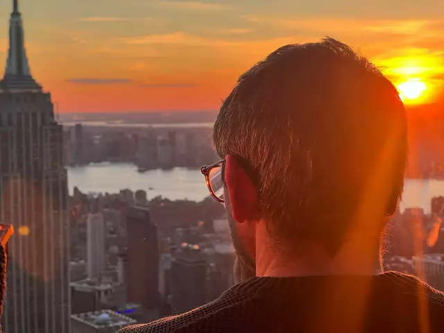 Und für Gäste ist der Blick von oben auf New York meist touristische Pflicht. Doch um die beste Aussicht ist ein reger Wettkampf entbrannt.  | Foto: Benno Schwinghammer/dpa
