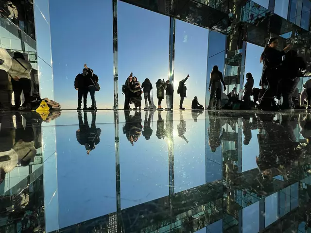 Und für Gäste ist der Blick von oben auf New York meist touristische Pflicht. Doch um die beste Aussicht ist ein reger Wettkampf entbrannt.  | Foto: Benno Schwinghammer/dpa