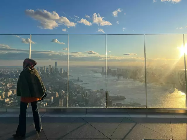 Und für Gäste ist der Blick von oben auf New York meist touristische Pflicht. Doch um die beste Aussicht ist ein reger Wettkampf entbrannt.  | Foto: Benno Schwinghammer/dpa
