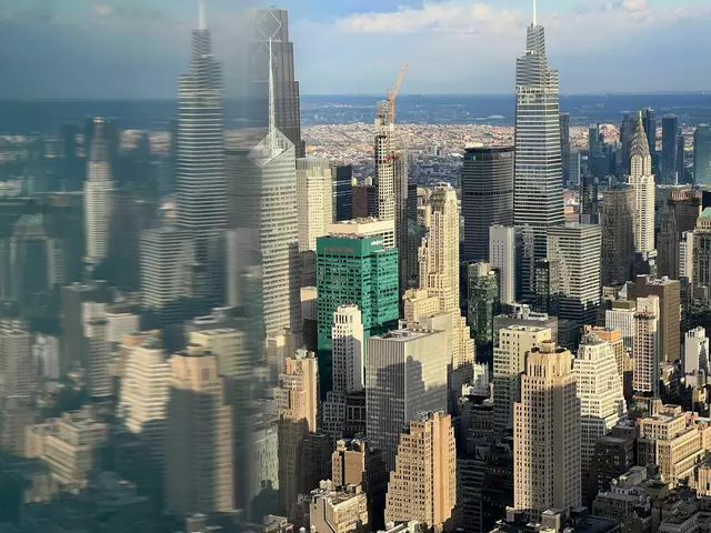 Und für Gäste ist der Blick von oben auf New York meist touristische Pflicht. Doch um die beste Aussicht ist ein reger Wettkampf entbrannt.  | Foto: Benno Schwinghammer/dpa