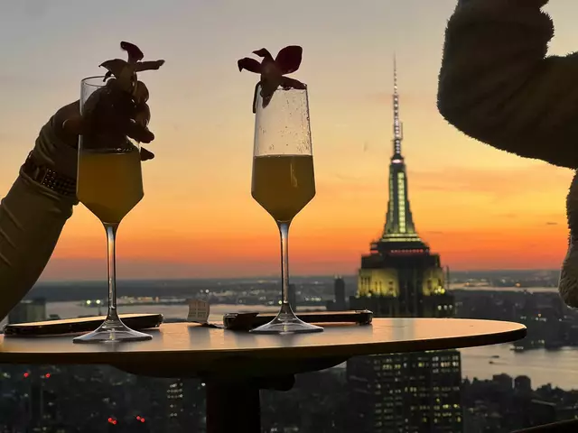 Drinks zum Sonnenuntergang. | Foto: Benno Schwinghammer/dpa