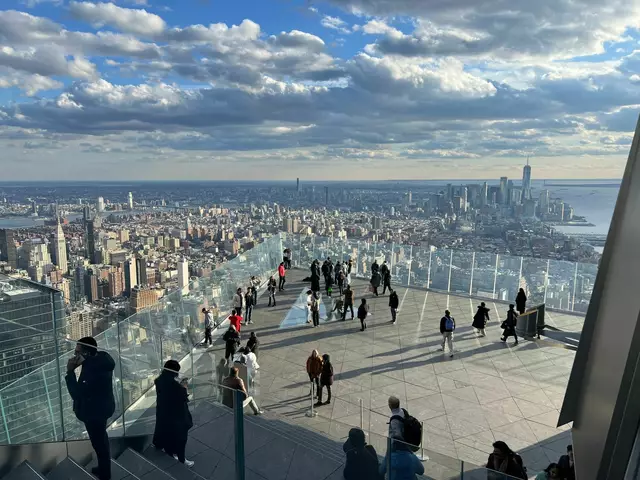 Terrasse mit Aussicht: «The Edge». | Foto: Benno Schwinghammer/dpa