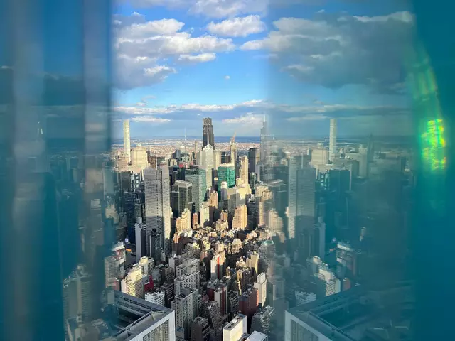 Und für Gäste ist der Blick von oben auf New York meist touristische Pflicht. Doch um die beste Aussicht ist ein reger Wettkampf entbrannt.  | Foto: Benno Schwinghammer/dpa