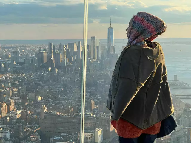 Und für Gäste ist der Blick von oben auf New York meist touristische Pflicht. Doch um die beste Aussicht ist ein reger Wettkampf entbrannt.  | Foto: Benno Schwinghammer/dpa