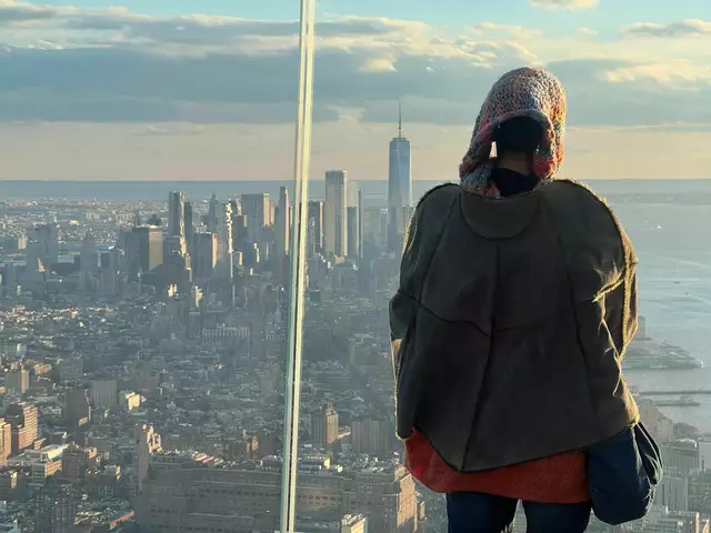 Und für Gäste ist der Blick von oben auf New York meist touristische Pflicht. Doch um die beste Aussicht ist ein reger Wettkampf entbrannt.  | Foto: Benno Schwinghammer/dpa