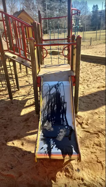 Vandalismus auf dem Spielplatz im Stadtpark: Auch die Kleinkindrutsche mit Sandbereich wurde mit Altöl verunreinigt. 
 | Foto: Steffen Kuhmann / Stadt Nürnberg