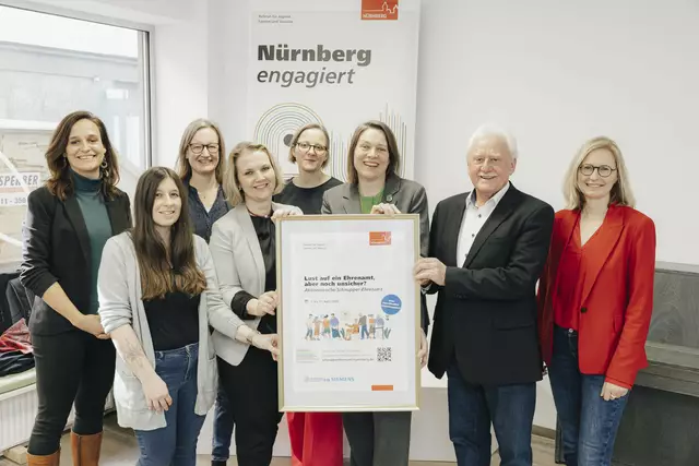 Schnupper-Ehrenamt“ in Nürnberg (v.l.): Tabea Bozada (Stadtmission Nürnberg), Denise Kapp (Diakoneo), Sabrina Kühn (Zentrum Aktiver Bürger), Olesya Reis (AWO Nürnberg), Nina Aigner (Zentrum Aktiver Bürger), Elisabeth Ries (Referentin für Jugend, Familie und Soziales der Stadt Nürnberg), Hermann Guth (BRK Nürnberg Stadt) und Dr. Barbara Sterl (Stabstelle Bürgerschaftliches Engagement, Stadt Nürnberg). | Foto: Stadt Nürnberg/ Giulia Iannicelli)