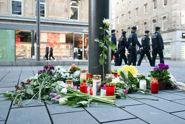 Kerzen und Blumen liegen in der Nähe des Paradeplatzes in Mannheim an einer Straßenbahnhaltestelle. (Archivfoto) | Foto: Uli Deck/dpa