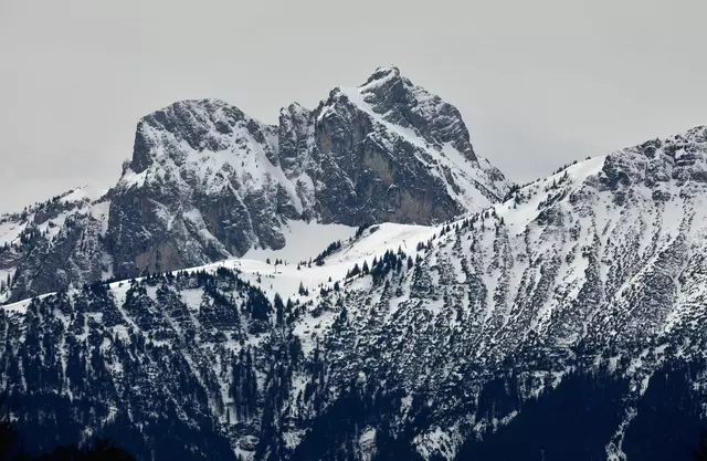 In den Alpen kann es am Wochenende bis zu 10 Zentimetern schneien.  | Foto: Karl-Josef Hildenbrand/dpa (Symbolbild)