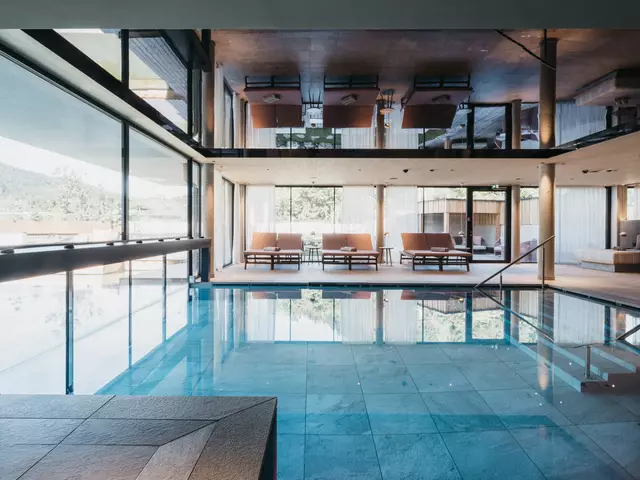 Der Innenpool im neu gebauten Wellnessbereich. | Foto: Biohotel Rupertus