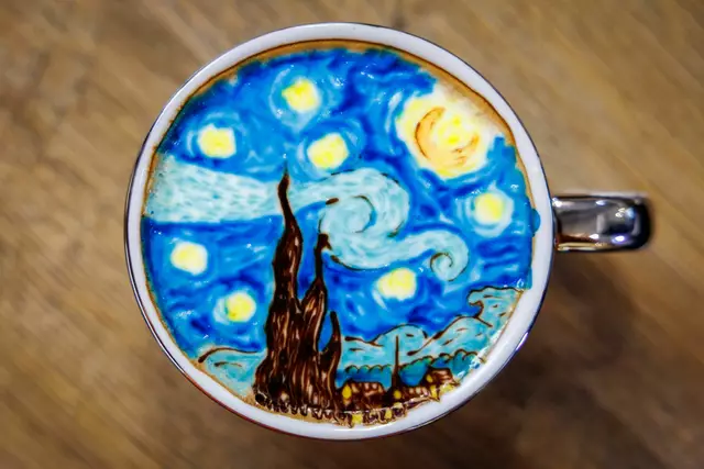 Kunst im Kaffee: Der Milchschaum verwandelt sich in ein berühmtes Werk des Malers Vincent van Gogh. | Foto: Daniel Karmann/dpa